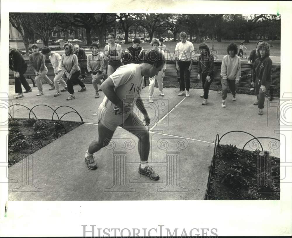 1986 Press Photo Doctor Gordon Nutik shows stretching techniques at Audubon Park- Historic Images