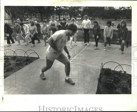 1986 Press Photo Doctor Gordon Nutik shows stretching techniques at Audubon Park- Historic Images