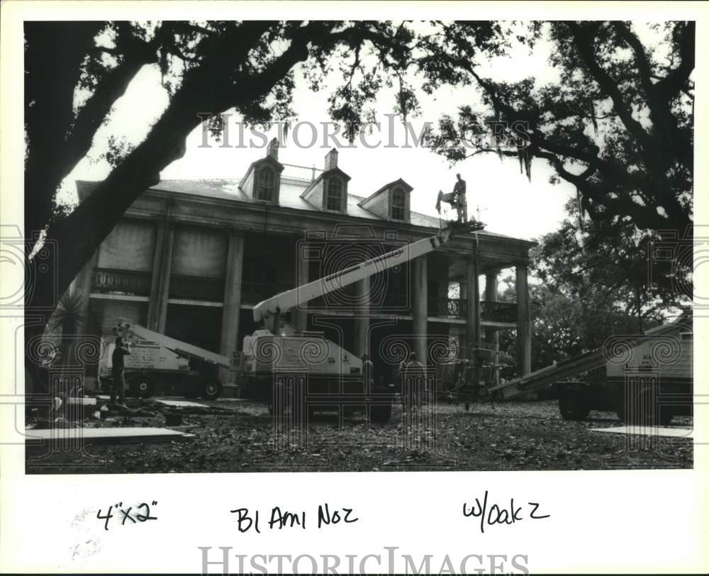 1993 Press Photo Crew put fake mildew on Oak Valley Plantation for film shooting- Historic Images