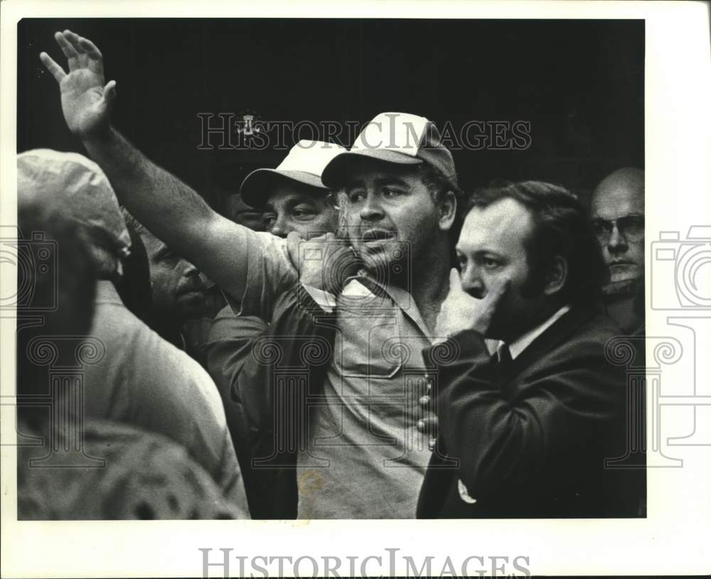 1988 Press Photo Relatives of the hostages at Oakdale Alien Detention Center- Historic Images