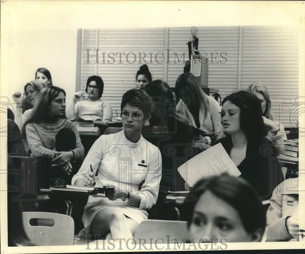 1975 Press Photo Nurses in Stephens UWW program are granted hours credit- Historic Images