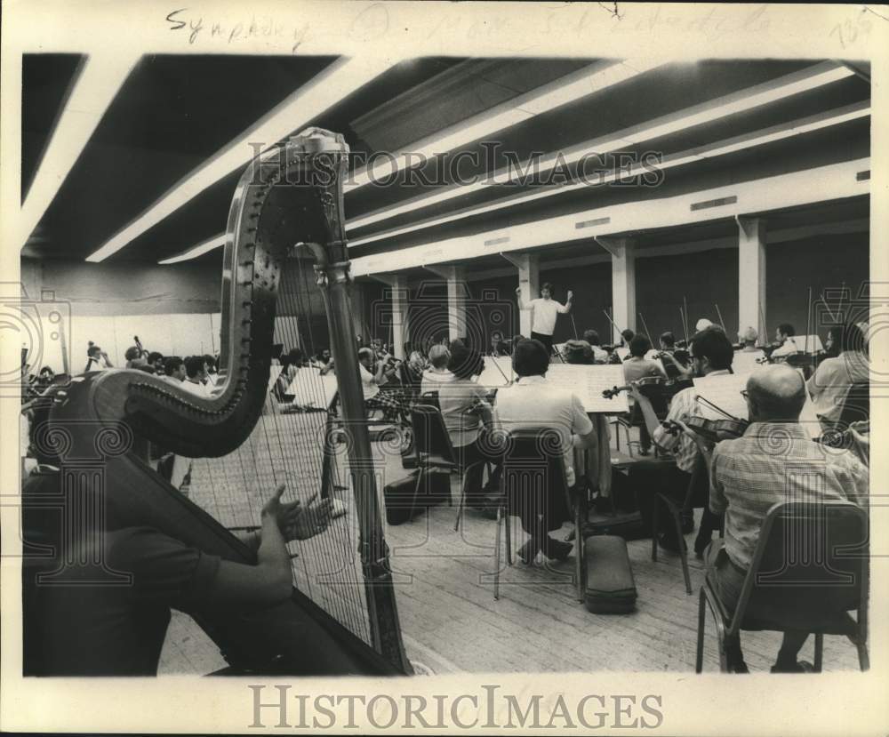 1976 Press Photo Werner Torkanowsky leads New Orleans Philharomonic Symphony- Historic Images