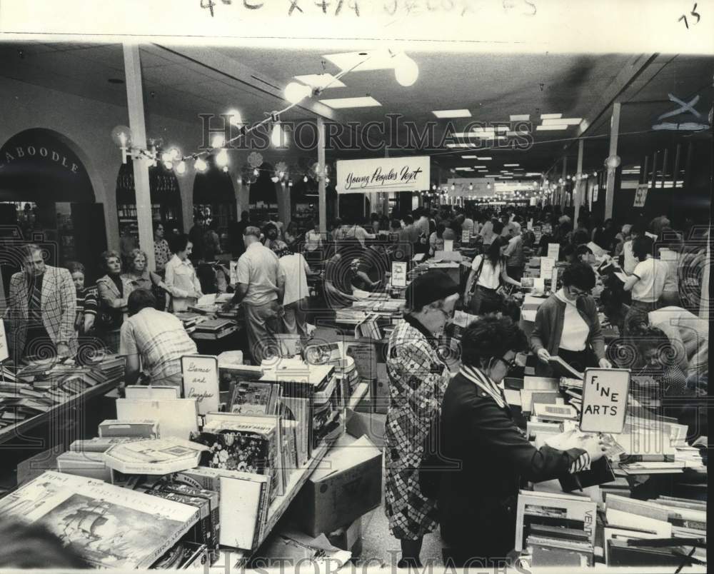 1975 Press Photo Crowd at New Orleans Philharmonic Symphony Book Fair, Oakwood- Historic Images