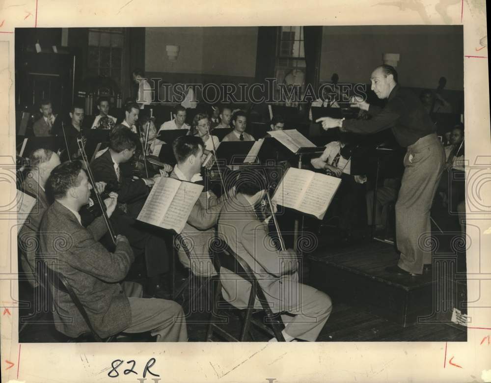 1949 Press Photo Conductor Massimo Freccia leads the New Orleans Symphony- Historic Images