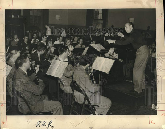 1949 Press Photo Conductor Massimo Freccia leads the New Orleans Symphony- Historic Images
