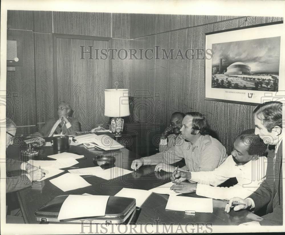 1975 Press Photo Delegates sign contract to end NOPSI transit strike- Historic Images