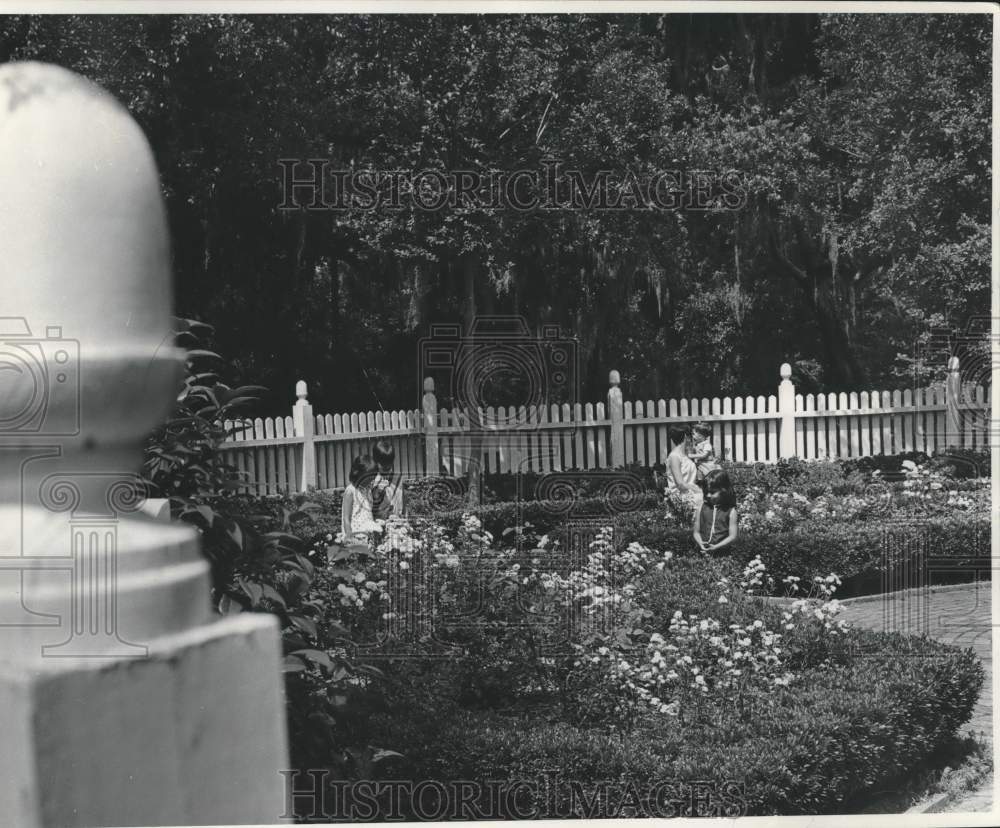 1969 Press Photo Visitors at the Doorside garden, Oakley Plantation- Historic Images