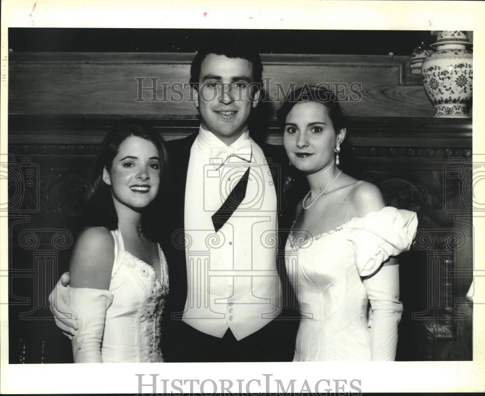 1994 Press Photo Julie Denechaud, Scott Fuselier, Meredith O&#39;Brien at cotillion- Historic Images