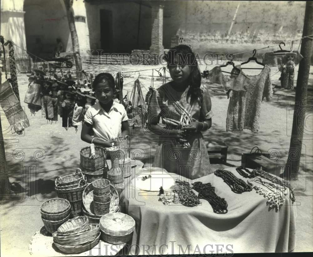 1988 Press Photo Young street vendors in Oaxaca, Mexico- Historic Images