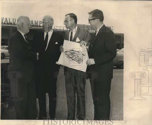 1966 Press Photo Delegates of the Carrollton Shopping Center- Historic Images