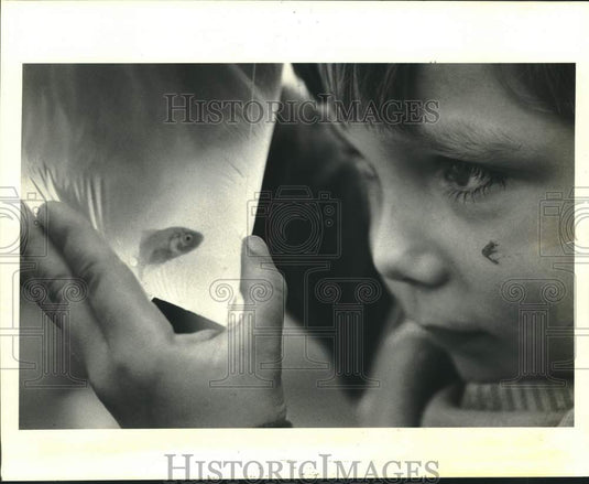 1984 Press Photo Joey Bourg with new pet goldfish at Oakdale football jamboree- Historic Images