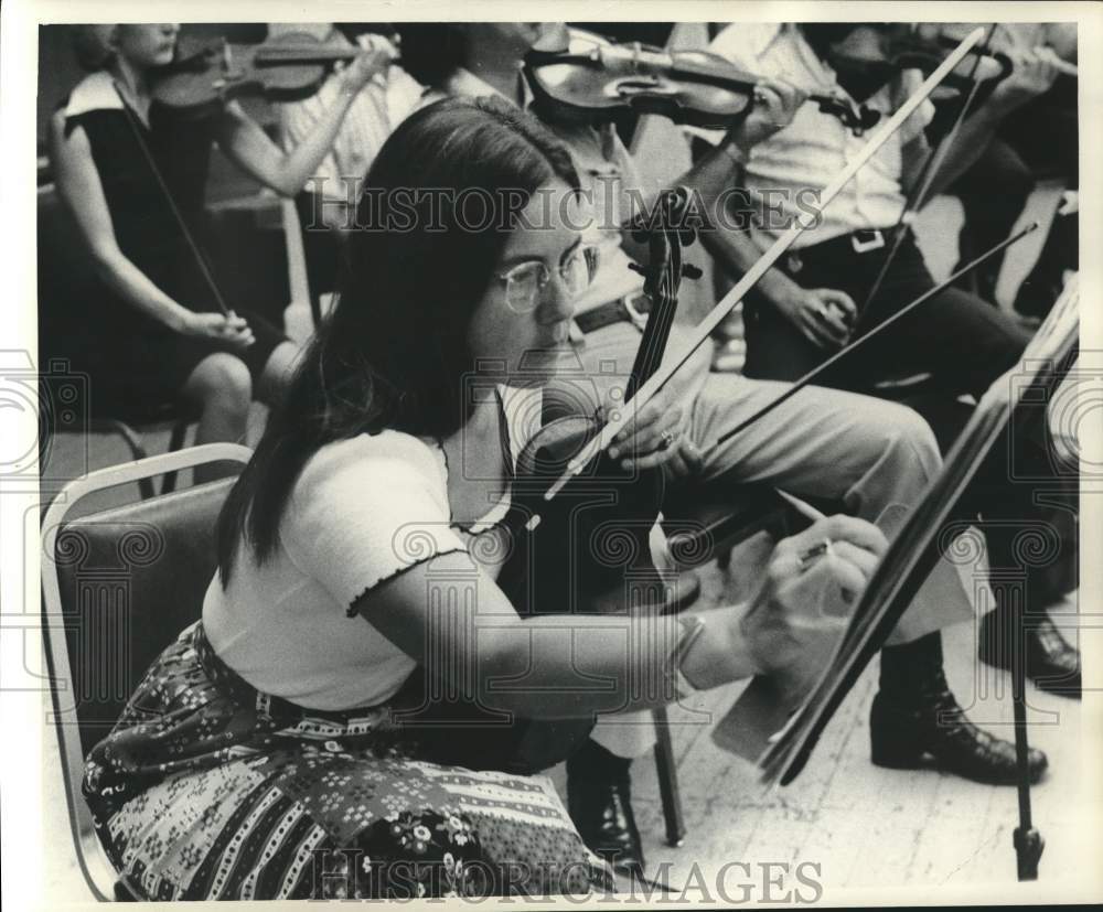 1975 Press Photo Members of New Orleans Philharmonic Orchestra during rehearsal