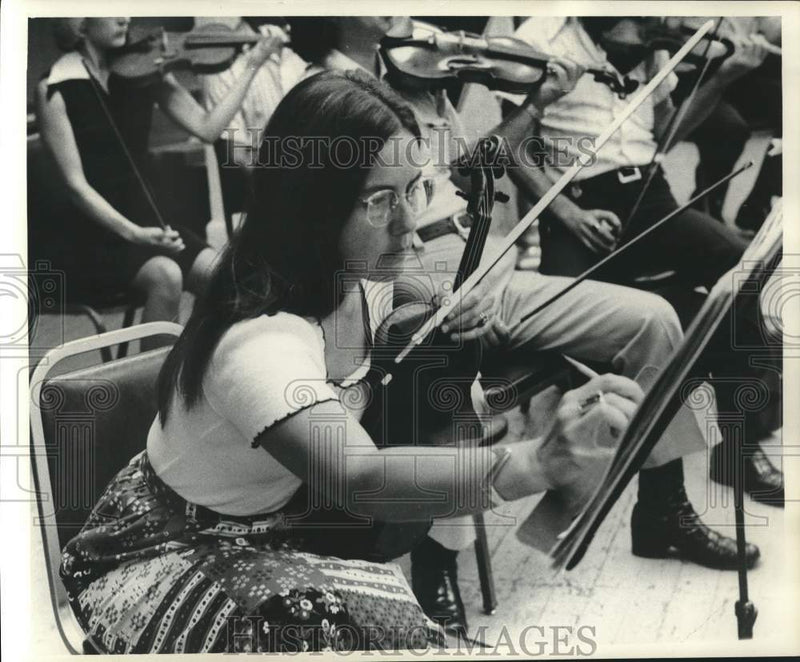 Load image into Gallery viewer, 1975 Press Photo Members of New Orleans Philharmonic Orchestra during rehearsal
