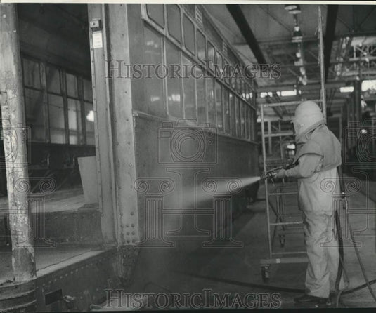 1973 Press Photo James Kimble removing rust, mix sand on New Orleans Streetcar- Historic Images
