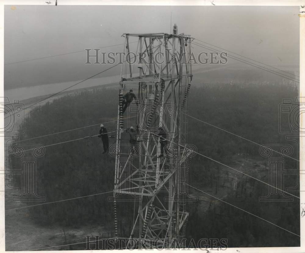 1959 Press Photo Workmen install electric lines on 368-foot tower of NOPSI- Historic Images