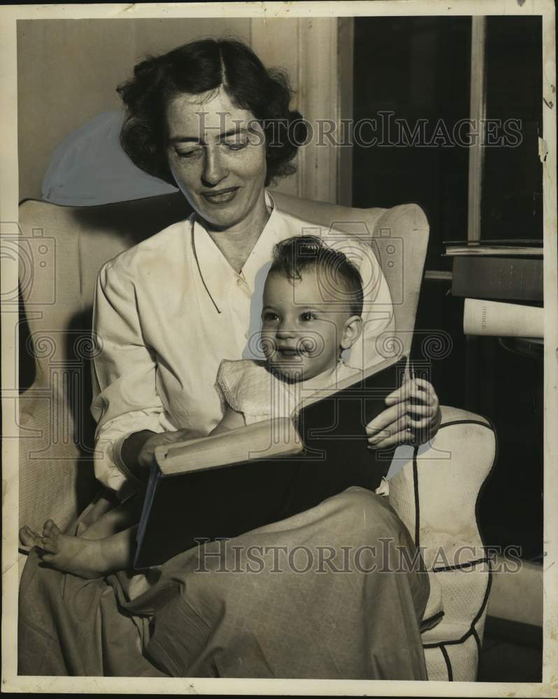 1953 Press Photo Mrs. Donald Niederlander studies her Louisiana civil code- Historic Images