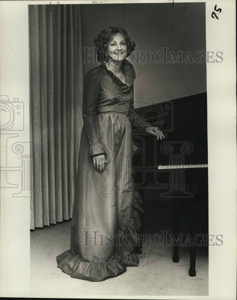 1975 Press Photo Mrs. Owen Niehaus- Historic Images