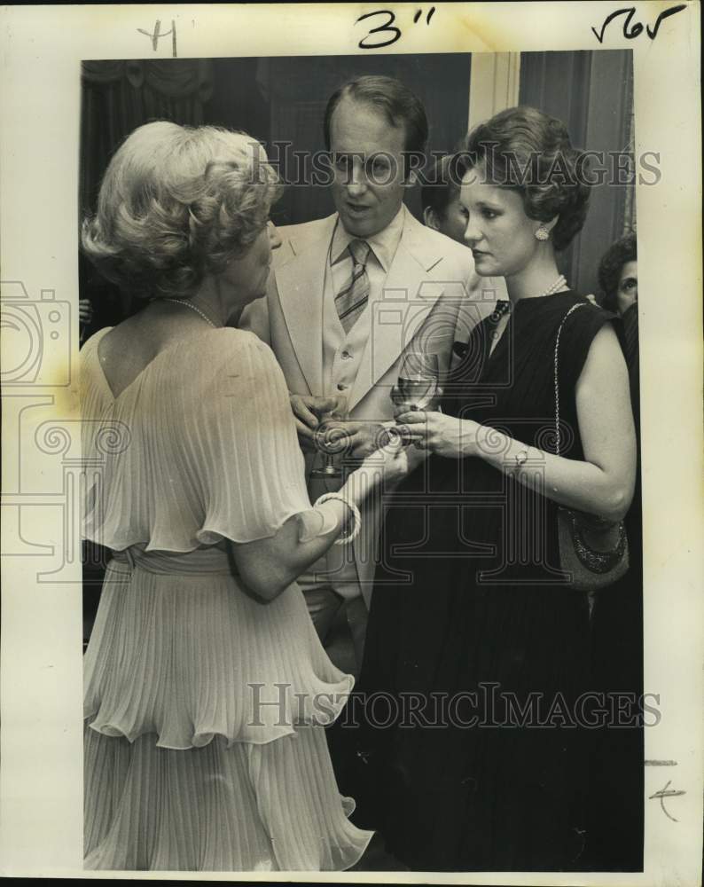 1976 Press Photo Patrick and Patricia McNamara chat with Caryl Neihaus- Historic Images