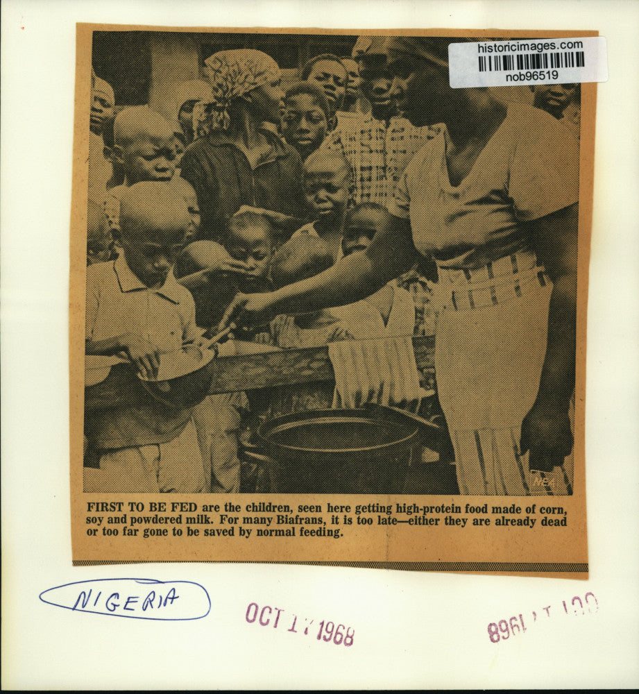 1968 Press Photo A woman gives high-protein food to Nigerian children