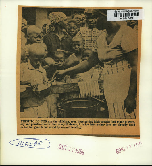1968 Press Photo A woman gives high-protein food to Nigerian children