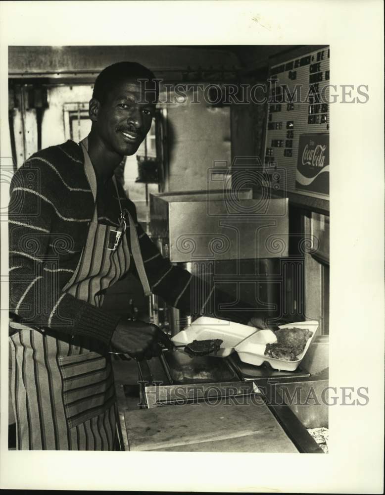 1987 Press Photo Adam Nelson serves up lunch in his van for a customer in Kenner- Historic Images