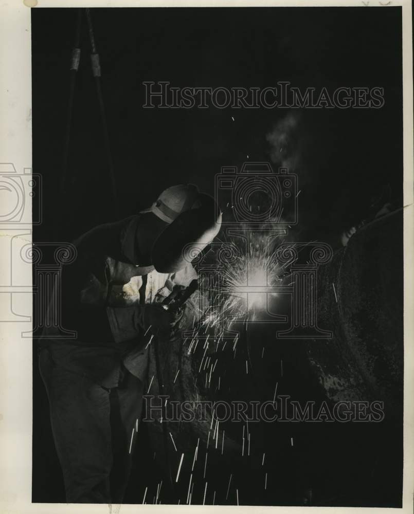 1962 Press Photo Welder Joins Pipe Sections Of Gas Pipe- Historic Images