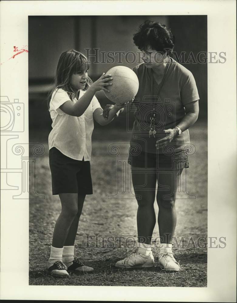 1988 Press Photo Young Girl Learns How To Hit Volleyball, Chalmette, Louisiana - Historic Images