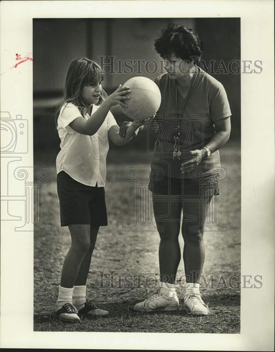 1988 Press Photo Young Girl Learns How To Hit Volleyball, Chalmette, Louisiana - Historic Images