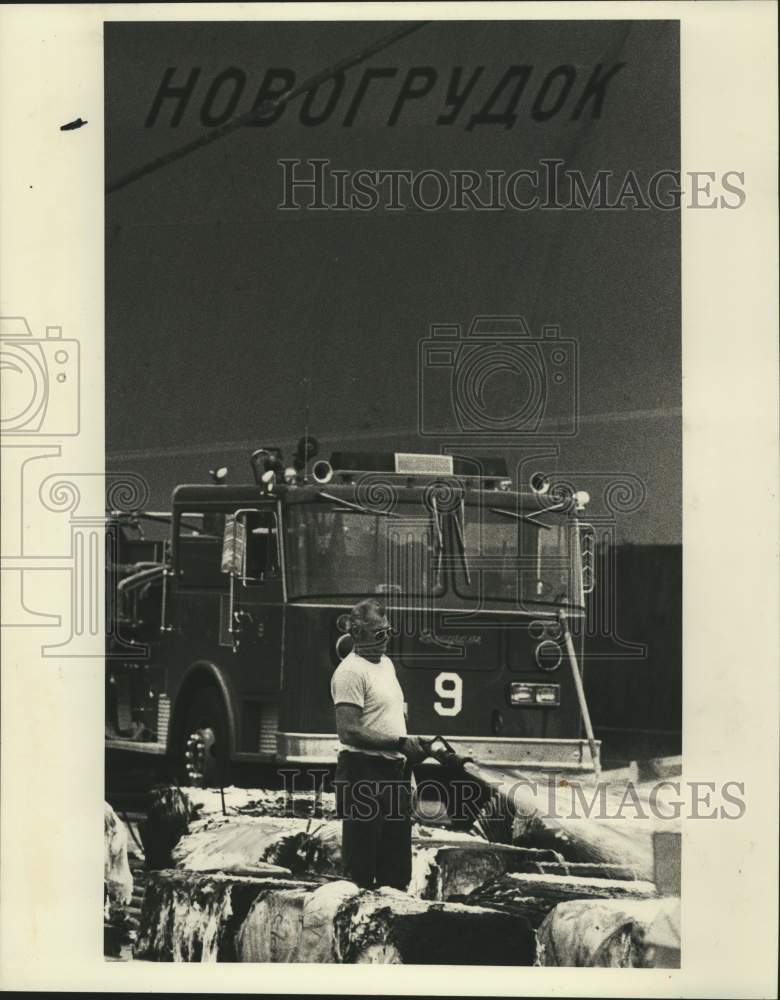 1983 Press Photo New Orleans Firefighters Battle Blaze On Russian Freighter- Historic Images