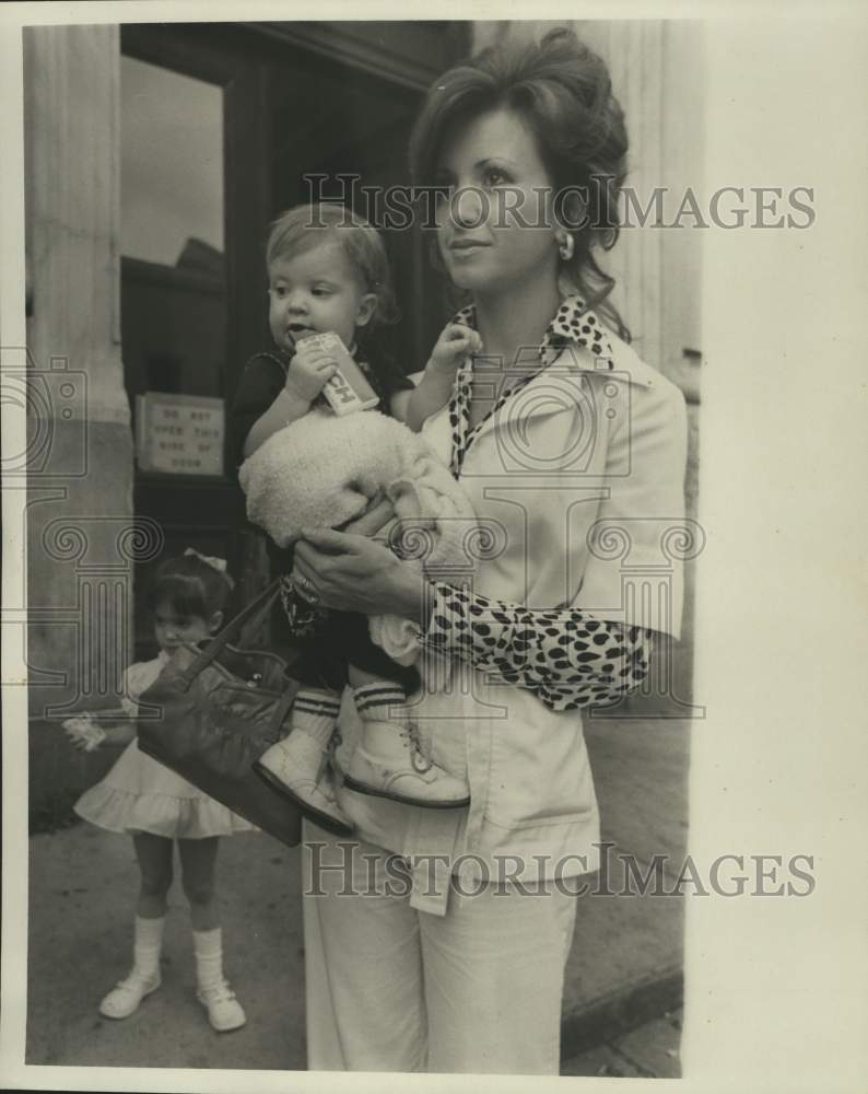 Load image into Gallery viewer, 1976 Press Photo Mrs. Gordon Novel with son Lucky &amp; daughter Spirit - nob96668
