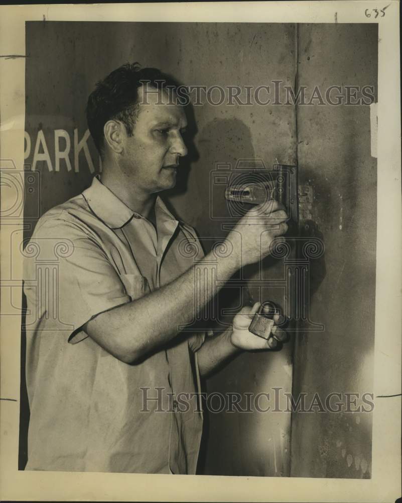 1949 Press Photo Pete Noto Shows Where Thieves Entered His Business, New Orleans- Historic Images