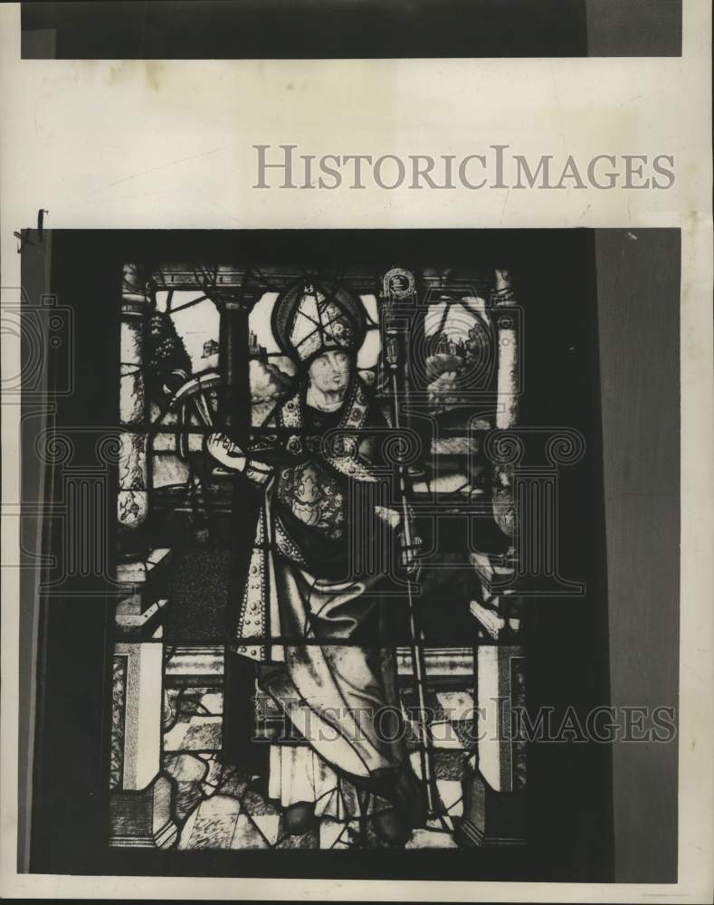 Load image into Gallery viewer, 1966 Press Photo Ancient window at Notre Dame Seminary - nob96695
