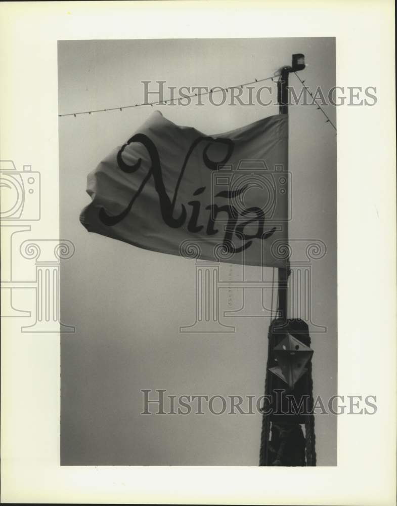 1992 Press Photo The flag atop the Nina ship on the Mississippi River- Historic Images