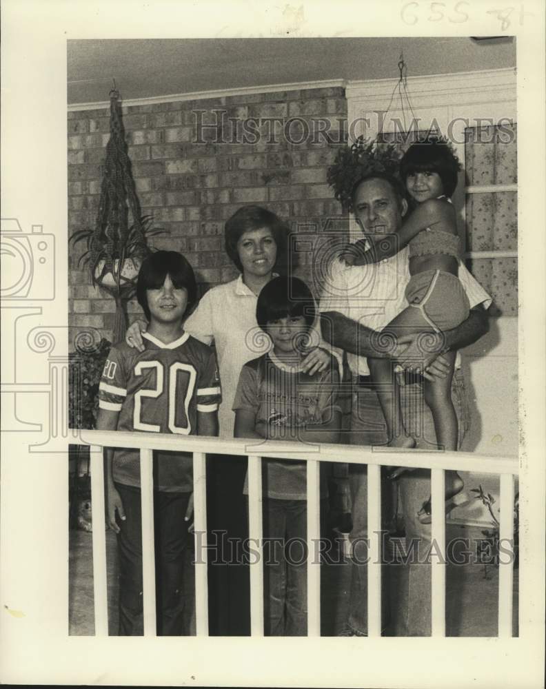 1980 Press Photo Tommy Orgeron &amp; adopted family outside of their home in Violet- Historic Images