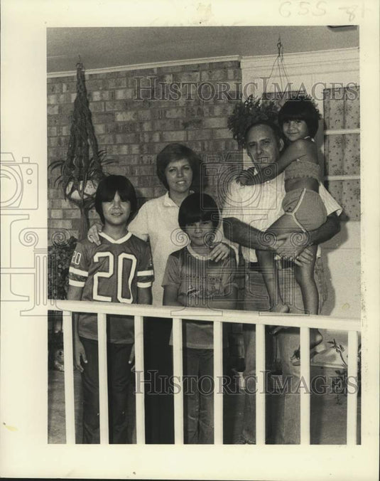 1980 Press Photo Tommy Orgeron & adopted family outside of their home in Violet- Historic Images