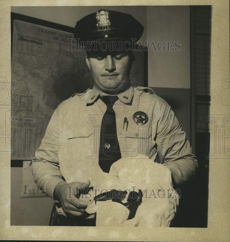 1957 Press Photo Ptn. Gene Welskopf holds gun used in Regina Nilsson murder- Historic Images