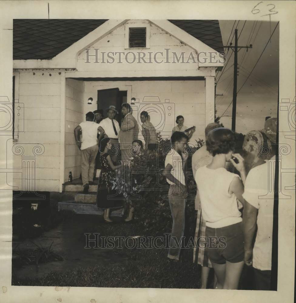 1957 Press Photo Residents outside home of slain Regina Nilsson, Hayne Boulevard- Historic Images