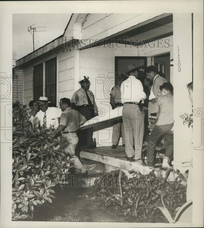 Load image into Gallery viewer, 1957 Press Photo Policemen at the scene of Regina Nilsson murder - nob96799
