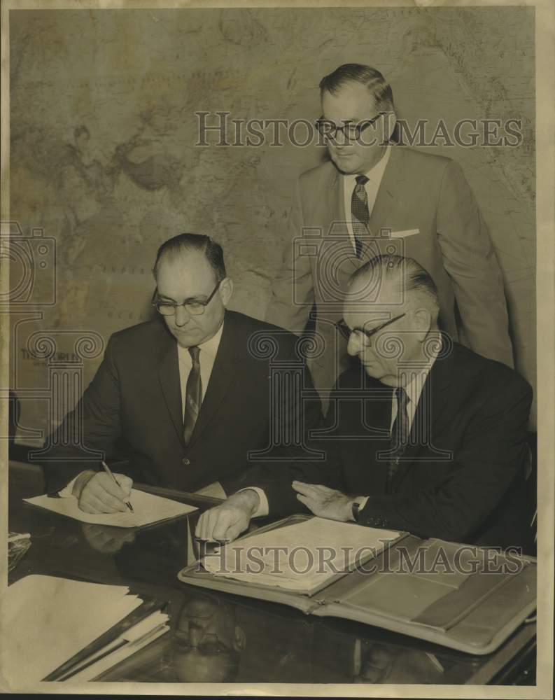 1965 Press Photo Principals At Act Of Sale, Whitney Building, New Orleans- Historic Images