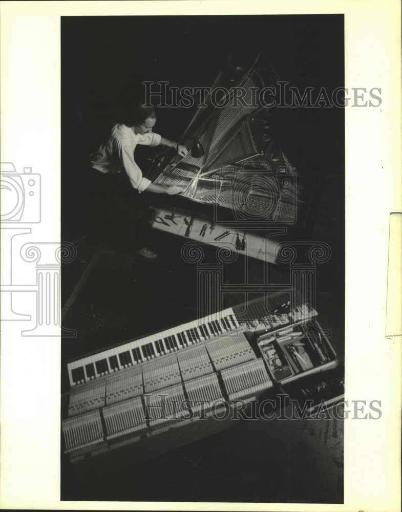 1989 Press Photo John O&#39;Brien Tunes Steinway, Theatre Of Performing Arts- Historic Images