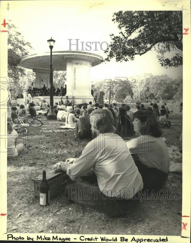 1979 Press Photo Audubon Park crowd enjoys New Orleans Philharmonic Symphony - Historic Images