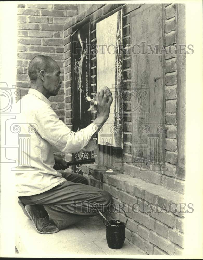 1980 Press Photo A Chinese local paints traditional Chinese painting- Historic Images