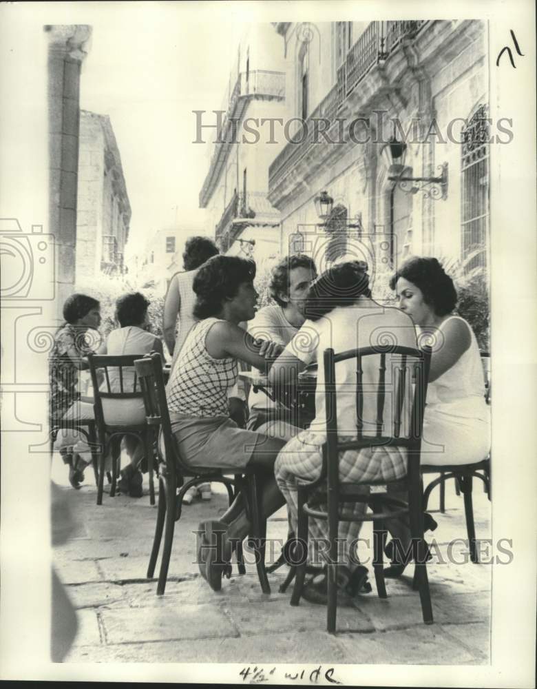 1975 Press Photo Urban Lifestyle On Display At Sidewalk Cafe In Havana, Cuba- Historic Images