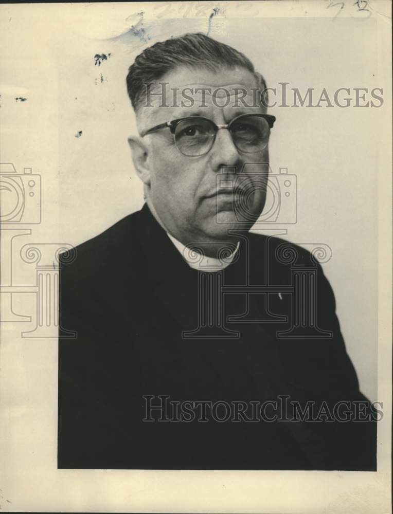 1963 Press Photo Reverend Leonard E. Nelson at St. Charles Avenue- Historic Images