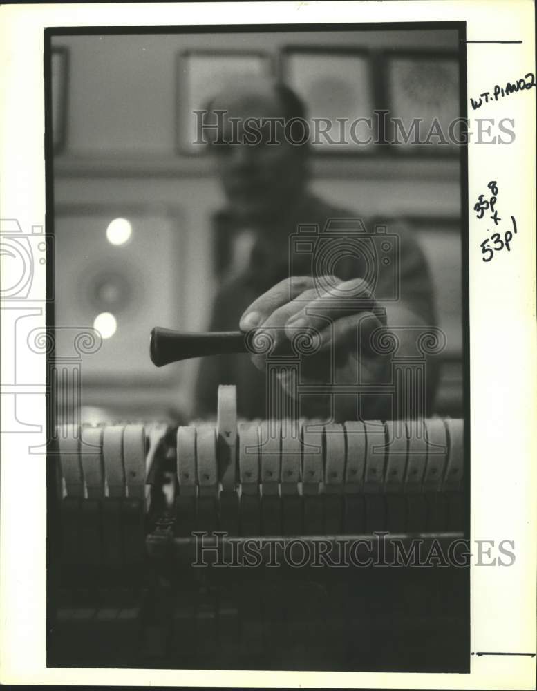 1992 Press Photo Piano technician Mitch Neher testing &amp; cleaning parts of piano- Historic Images