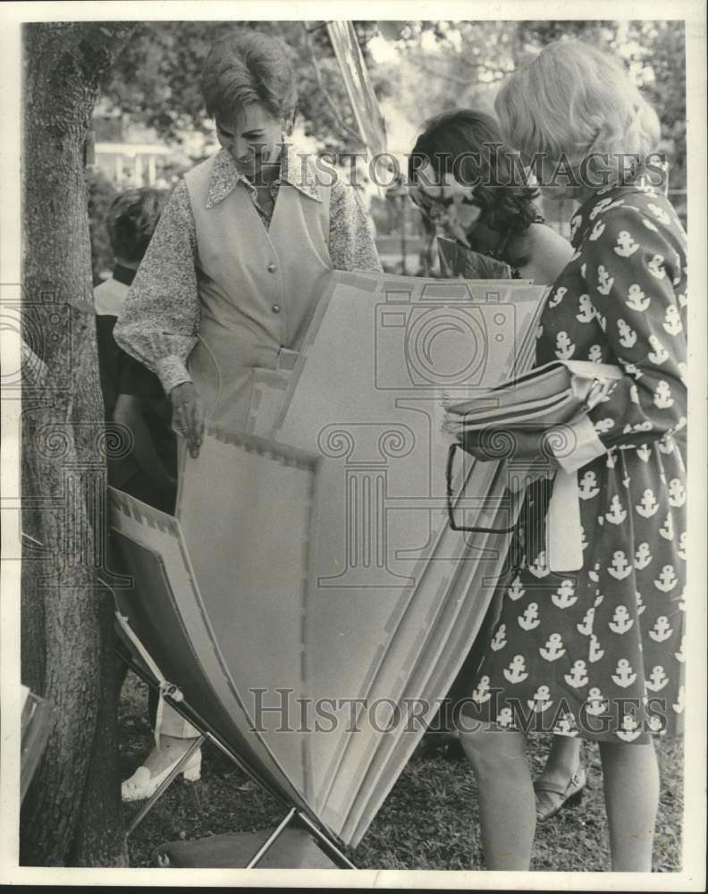 Press Photo Artists work on exhibit at New Orleans Art Association- Historic Images