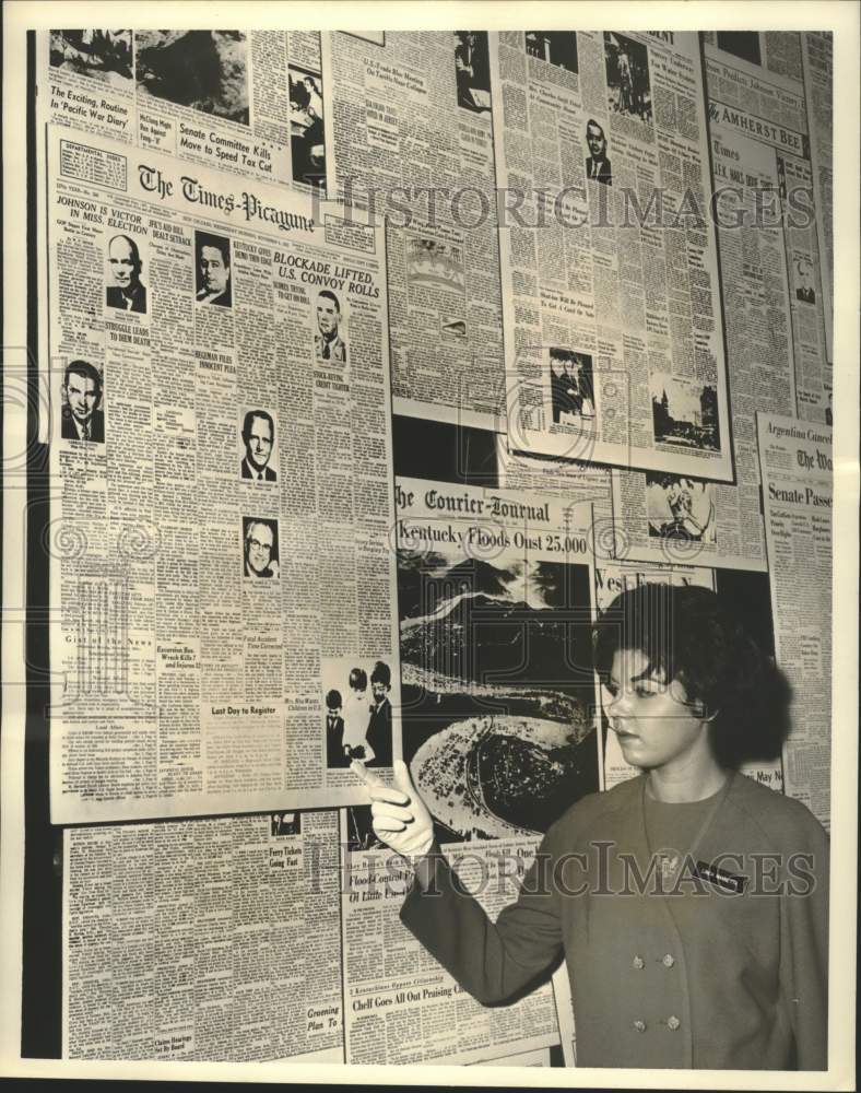 Load image into Gallery viewer, 1964 Press Photo Linda Jean Mannetta at United States Pavilion exhibit, New York
