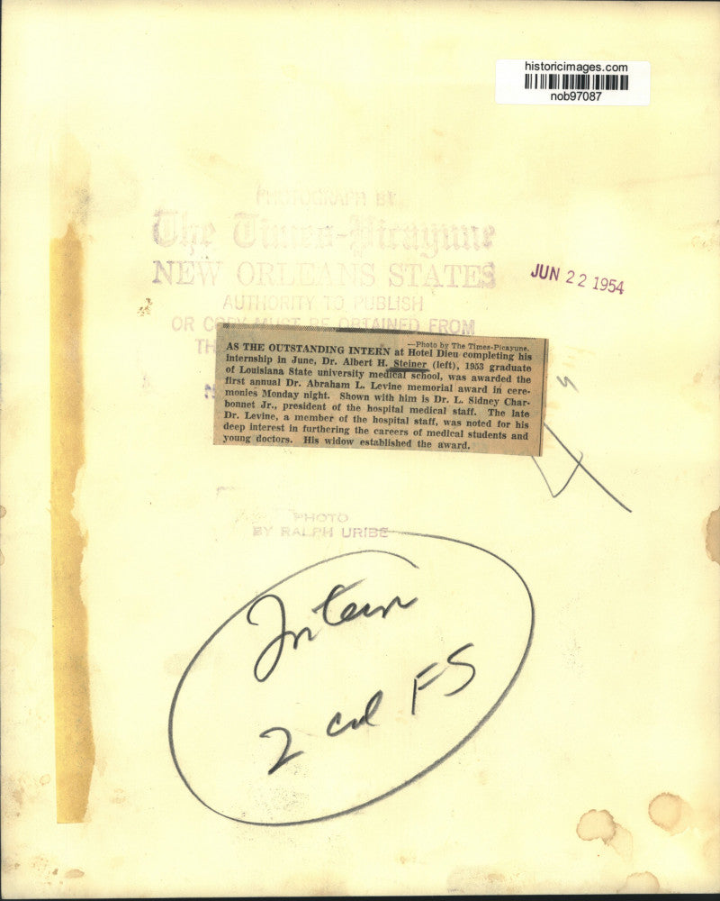 1954 Press Photo Hotel Dieu intern Dr. Albert Steiner awarded by Dr. A.L. Levine