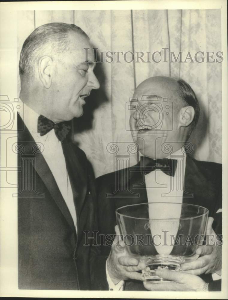 1965 Press Photo Vice President Johnson salutes Stevenson for Humanitarian award- Historic Images