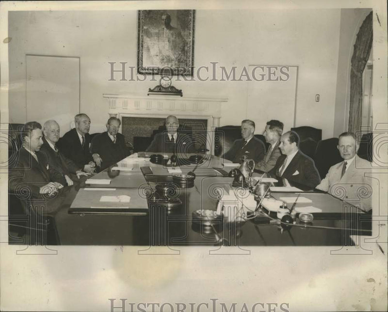 Load image into Gallery viewer, 1951 Press Photo Fine Arts Commission members with President Truman, White House
